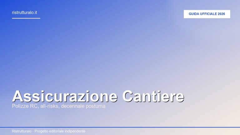 Assicurazione cantiere ristrutturazione: cantiere edilizio con ponteggi, lavoratori in dispositivi protezione e cartelli sicurezza