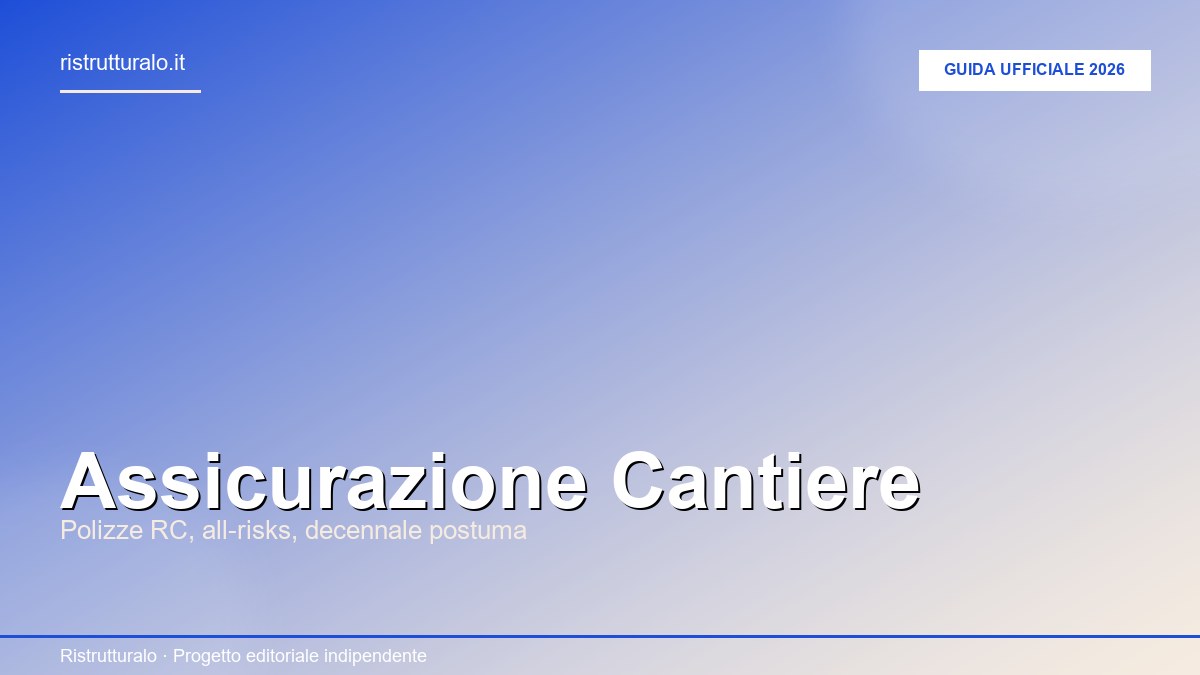 Assicurazione cantiere ristrutturazione: cantiere edilizio con ponteggi, lavoratori in dispositivi protezione e cartelli sicurezza