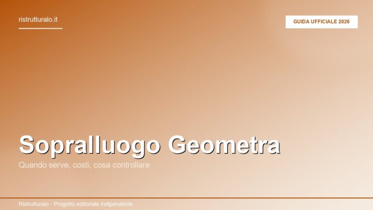 Sopralluogo geometra: tecnico in cantiere con metro laser, planimetria e tablet per rilevazioni e verifiche edilizie