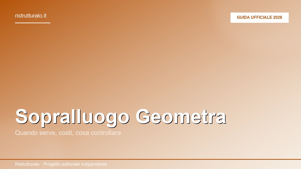 Sopralluogo geometra: tecnico in cantiere con metro laser, planimetria e tablet per rilevazioni e verifiche edilizie